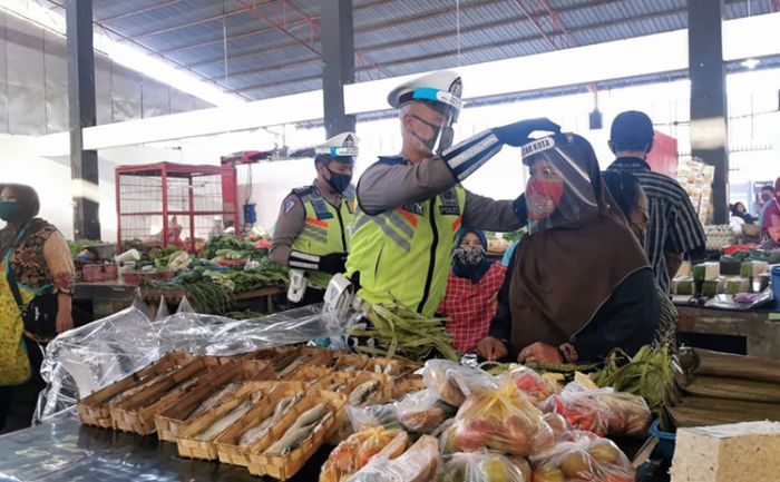 Jadi Pasar Tangguh, Pedagang Pasar Tradisional di Kota Blitar Kini Juga Pakai Pelindung Wajah