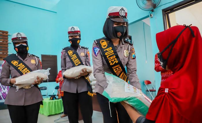 Peringati HUT Ke-73, Polwan Polres Kediri Kota Gelar Aksi Bakti Sosial