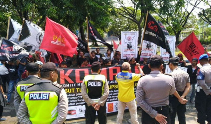 Kawal Sidang Ketiga Sekda Gresik, Sejumlah LSM Kembali Demo di PN Tipikor