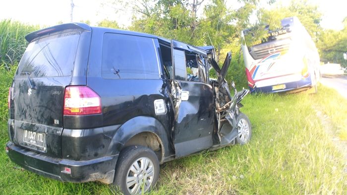 Ban Meletus, Mobil APV di Ngawi Dihajar Bus Sumber Selamat