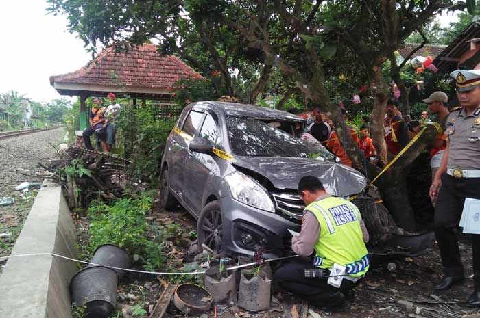 Mesin Mati saat Melintasi Rel, Ertiga Disambar Kereta Api di Wlingi Blitar, 4 Orang Luka-luka Mesin Mati saat Melintasi Rel, Ertiga Disambar Kereta Api di Wlingi Blitar, 4 Orang Luka-luka