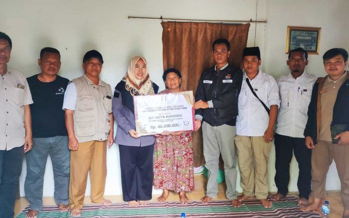 Meninggal saat Bertugas, Anggota KPPS Tuban Terima Santunan Senilai Rp46 Juta Meninggal saat Bertugas, Anggota KPPS Tuban Terima Santunan Senilai Rp46 Juta
