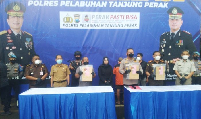 Jual Tanah Kavling Tanpa Seizin Pemilik hingga Berdiri Ratusan Rumah, Pria di Surabaya Diringkus Jual Tanah Kavling Tanpa Seizin Pemilik hingga Berdiri Ratusan Rumah, Pria di Surabaya Diringkus