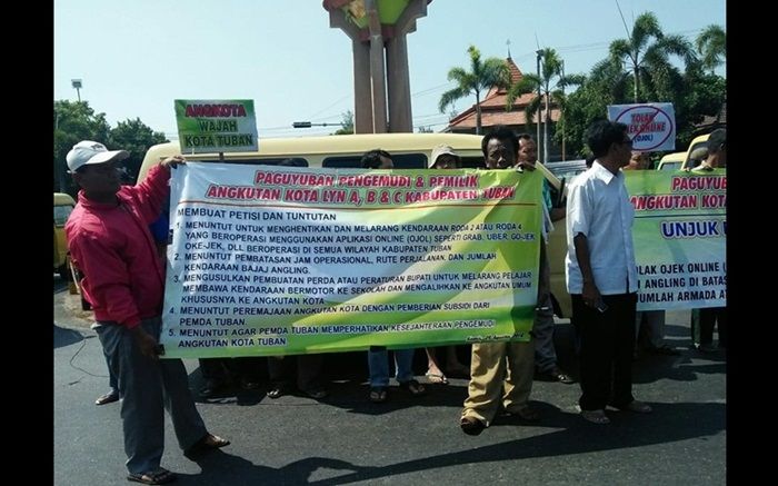 Tolak Keberadaan Ojol dan Angling, Puluhan Sopir Angkot Luruk Pemkab dan DPRD Tuban Tolak Keberadaan Ojol dan Angling, Puluhan Sopir Angkot Luruk Pemkab dan DPRD Tuban