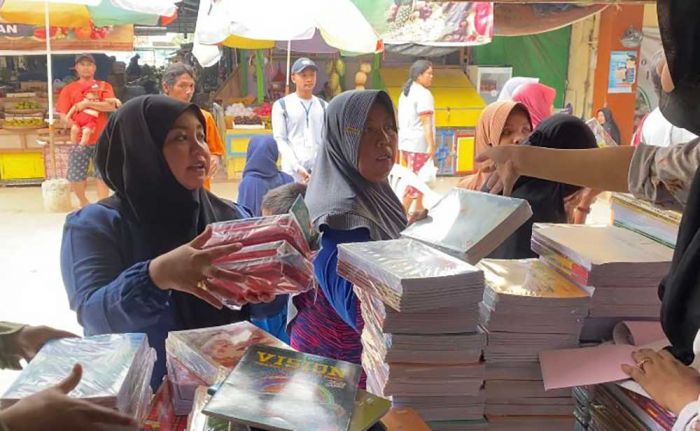 Jelang Ajaran Baru, Toko Perlengkapan Sekolah di Tuban Diserbu Pembeli Jelang Ajaran Baru, Toko Perlengkapan Sekolah di Tuban Diserbu Pembeli