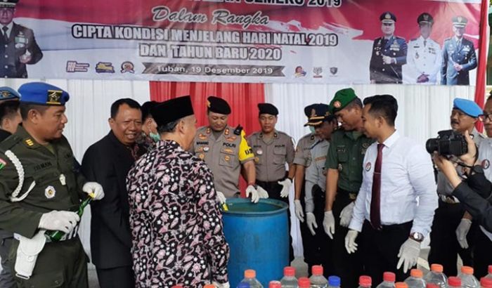 ​Jelang Nataru, Polres Tuban Musnahkan Ratusan Botol Miras dan Ribuan Pil Koplo