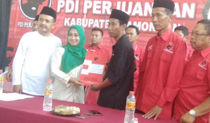 ​Kembalikan Formulir ke PDIP, Kartika Hidayati Diantar Kiai dan Ratusan Muslimat NU Lamongan