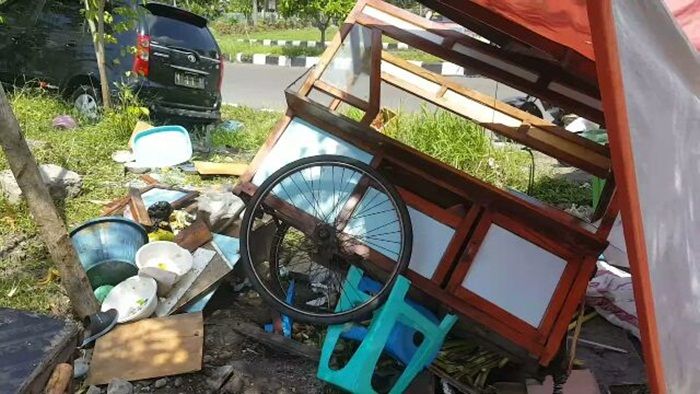 ​Avanza Seruduk Rombong Soto dan Es Tebu di Pagerwojo, Penjual Terseret Hingga Beberapa Meter
