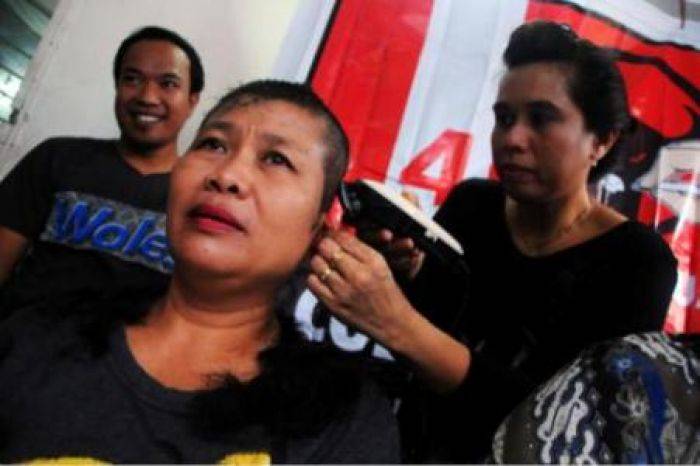Menang, Perempuan Simpatisan PDIP Cukur Gundul