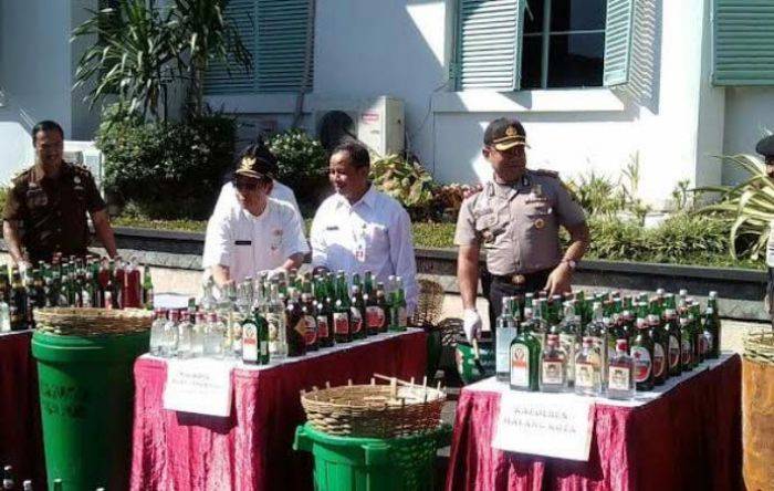 Ribuan Botol Miras di Malang Dimusnahkan Jelang Ramadhan Ribuan Botol Miras di Malang Dimusnahkan Jelang Ramadhan
