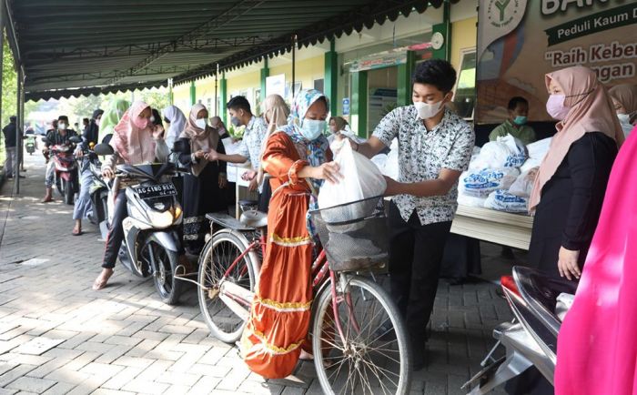 Yayasan Al Muslim Bagikan 1.318 Sembako untuk Warga Dhuafa dan Yatim Piatu