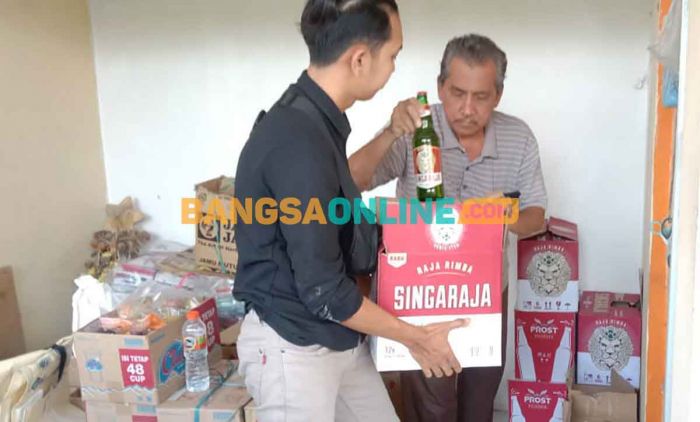 Diduga Tak Kantongi Izin, Polres Gresik Amankan 2 Penjual Miras Diduga Tak Kantongi Izin, Polres Gresik Amankan 2 Penjual Miras
