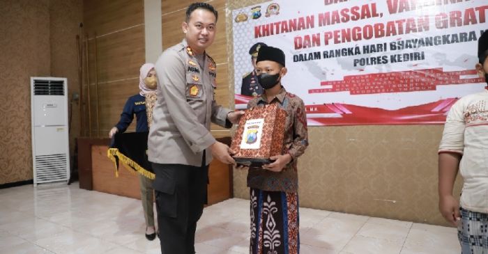 Dukung Pemulihan Ekonomi, Polres Kediri Gelar Bakti Sosial Sambut HUT Bhayakara Dukung Pemulihan Ekonomi, Polres Kediri Gelar Bakti Sosial Sambut HUT Bhayakara
