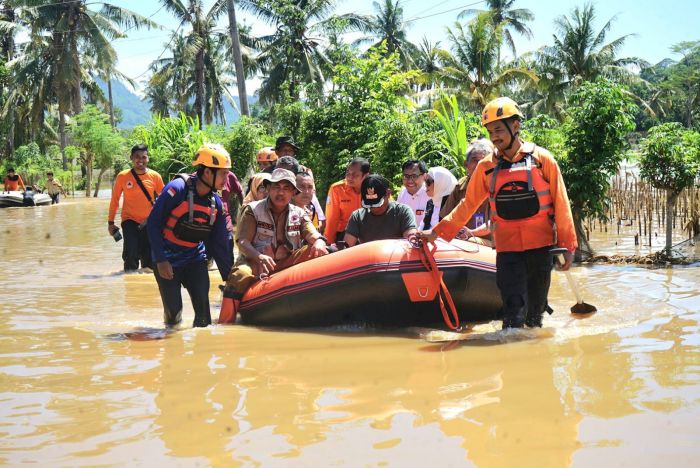 Respons Dampak Banjir Jember, BPBD Jatim dan OPD Tinjau Wilayah Terdampak dan Salurkan Bantuan Respons Dampak Banjir Jember, BPBD Jatim dan OPD Tinjau Wilayah Terdampak dan Salurkan Bantuan