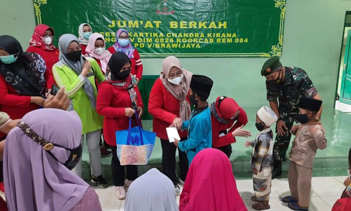 Jumat Berkah, Persit Kartika Candra Kirana Cabang XLV Kodim 0826 Pamekasan Santuni Anak Yatim Jumat Berkah, Persit Kartika Candra Kirana Cabang XLV Kodim 0826 Pamekasan Santuni Anak Yatim