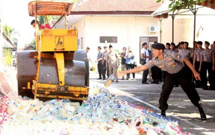 Polresta Blitar Musnahkan Ribuan Botol Miras Jelang Ramadhan Polresta Blitar Musnahkan Ribuan Botol Miras Jelang Ramadhan