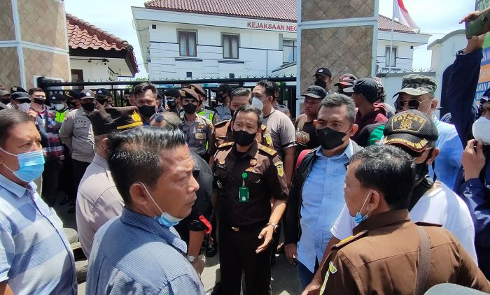 Tuding Adanya Rekayasa pada Seleksi Perangkat Desa di Kediri, Puluhan Orang Demo Kejaksaan Tuding Adanya Rekayasa pada Seleksi Perangkat Desa di Kediri, Puluhan Orang Demo Kejaksaan