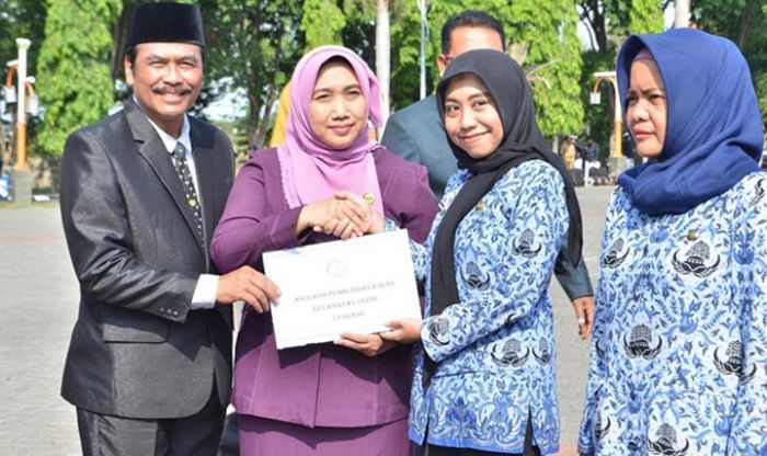 Wabup Qosim Serahkan Asuransi ke 183 Nelayan di Hari Ibu Wabup Qosim Serahkan Asuransi ke 183 Nelayan di Hari Ibu