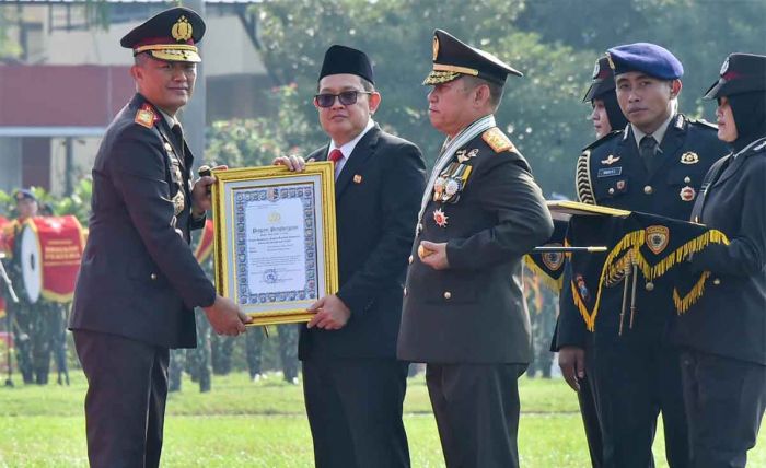 Pj Gubernur Jatim Terima Piagam dan Pin Emas dari Kapolri di Hari Bhayangkara ke-78 Pj Gubernur Jatim Terima Piagam dan Pin Emas dari Kapolri di Hari Bhayangkara ke-78