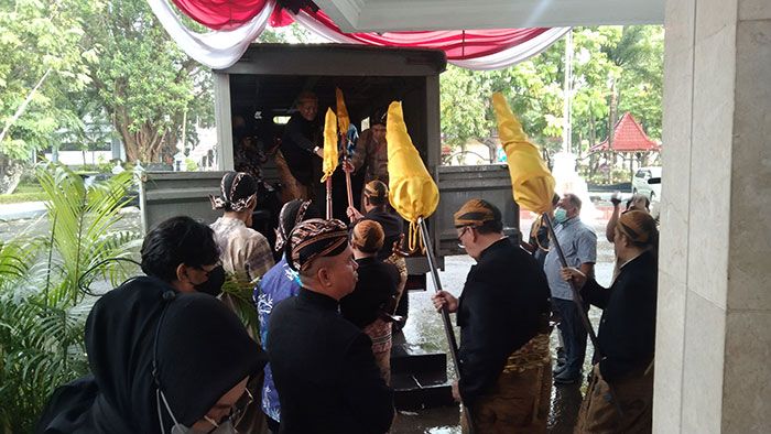 Hujan Deras Iringi Jamasan Pusaka di Ngawi Hujan Deras Iringi Jamasan Pusaka di Ngawi