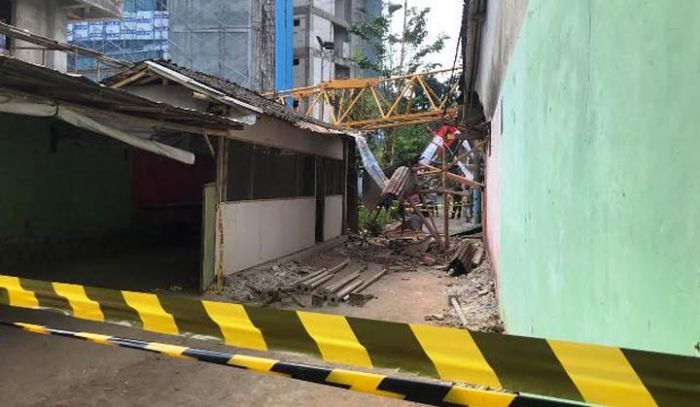 Crane Patah di Depan FKG Unej Timpa 3 Rumah dan 1 Korban Luka di Kepala