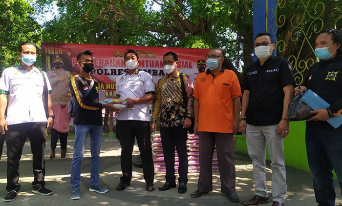 Peduli Sosial, Polres Jombang Salurkan Paket Bansos untuk para Pekerja Seni Terdampak PPKM Peduli Sosial, Polres Jombang Salurkan Paket Bansos untuk para Pekerja Seni Terdampak PPKM