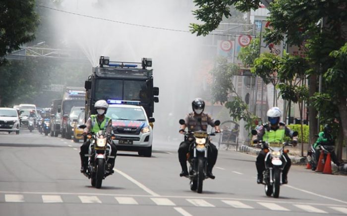 Tekan Penyebaran Covid-19, Polres Kediri Kota Semprot Jalan Protokol dengan Disinfektan