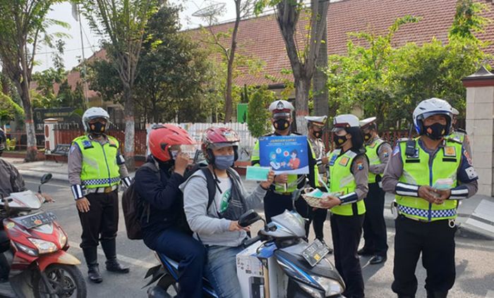 Peringati HUT Lalu Lintas Bhayangkara ke-65, Satlantas Polres Mojokerto Kota Bagi-Bagi Masker