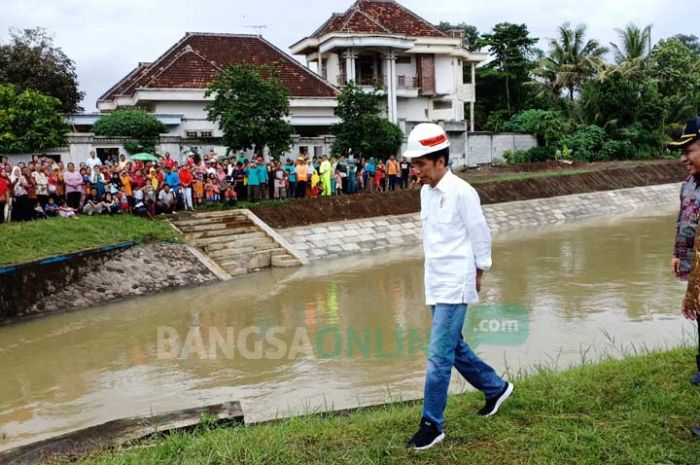Jokowi Tinjau Proyek Irigasi Lodoyo dan Pengendali Banjir Kali Bogel di Blitar Jokowi Tinjau Proyek Irigasi Lodoyo dan Pengendali Banjir Kali Bogel di Blitar