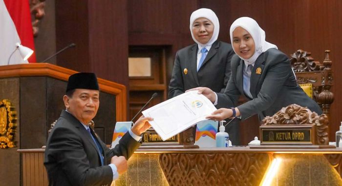 Gubernur Khofifah dan DPRD Jatim Sahkan 2 Perda Strategis