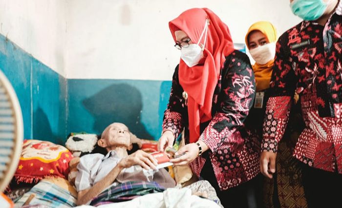 Blusukan ke Gang Kecil, Wabup Bu Min Beri Bantuan Sosial untuk Lansia Kurang Beruntung Blusukan ke Gang Kecil, Wabup Bu Min Beri Bantuan Sosial untuk Lansia Kurang Beruntung