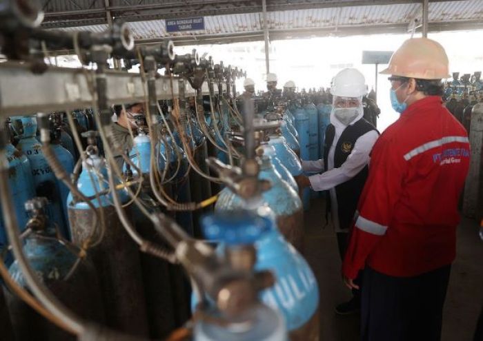 Kunjungi Pabrik Oksigen, Khofifah Imbau Rumah Sakit Proaktif soal Ketersediaan Tabung Gas Kunjungi Pabrik Oksigen, Khofifah Imbau Rumah Sakit Proaktif soal Ketersediaan Tabung Gas