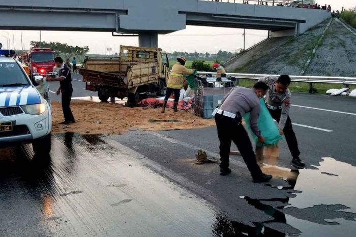 Truk Bermuatan Resin Oleng di Ruas Tol Ngawi-Solo, BPBD Dilibatkan Saat Evakuasi Truk Bermuatan Resin Oleng di Ruas Tol Ngawi-Solo, BPBD Dilibatkan Saat Evakuasi