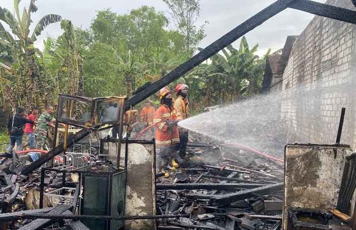 Rumah Dihuni 8 Orang di Desa Karangan Gresik, Ludes Terbakar