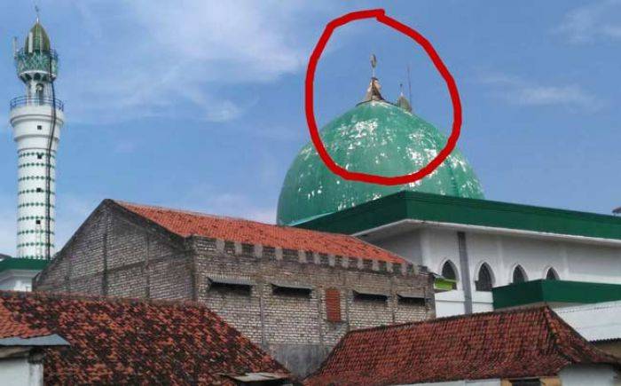 Kubah Masjid Jamik Pamekasan Miring dan Rusak, Bupati Tak Peduli Kubah Masjid Jamik Pamekasan Miring dan Rusak, Bupati Tak Peduli