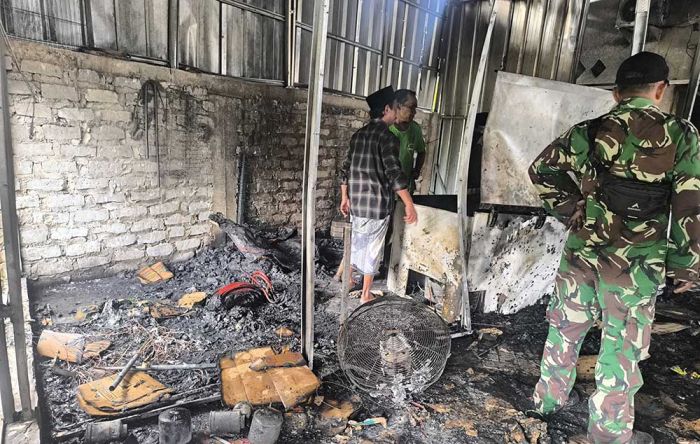 Diduga Akibat Korsleting Listrik, Garasi Rumah Warga Pamekasan Terbakar, Dua Mobil Rusak