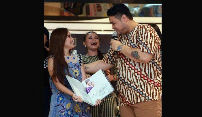 Unggah Foto Dirangkul Ivan Gunawan, Ayu Ting Ting Didoakan Jodoh