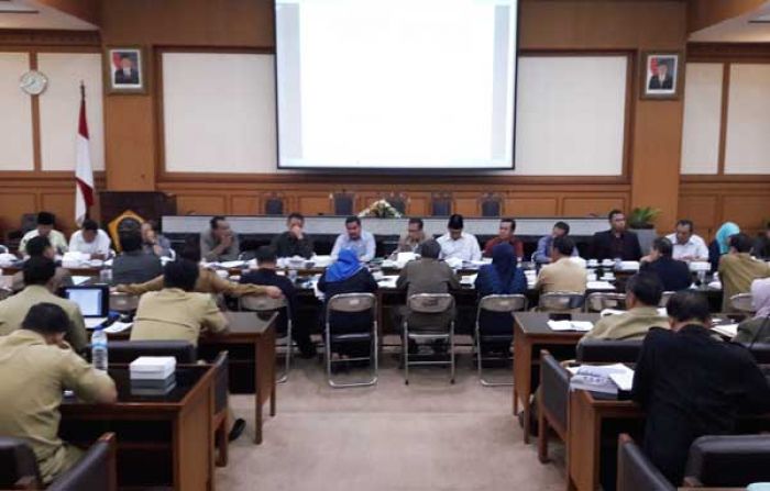 DPRD Gresik Siapkan Rapor Merah Terhadap OPD yang Dinilai Gagal di LKPJ APBD 2016 DPRD Gresik Siapkan Rapor Merah Terhadap OPD yang Dinilai Gagal di LKPJ APBD 2016
