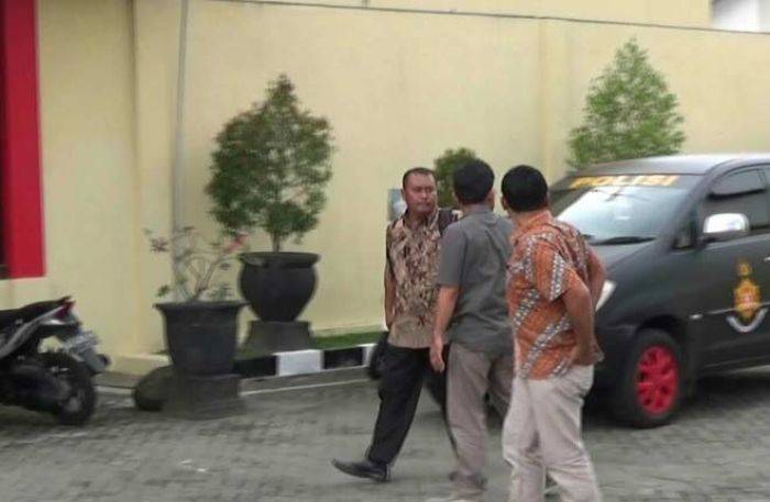 Dua Tersangka Korupsi KONI Blitar Diperiksa Penyidik Polres Dua Tersangka Korupsi KONI Blitar Diperiksa Penyidik Polres