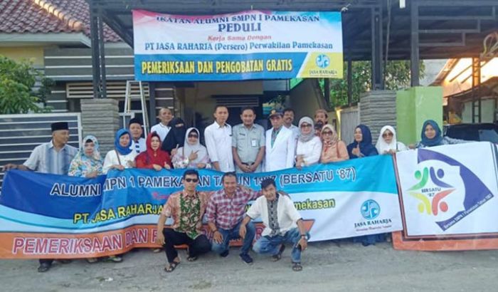 ​Alumni 87 SMPN 1 Pamekasan Gelar Pengobatan Gratis dan Santuni Anak Yatim