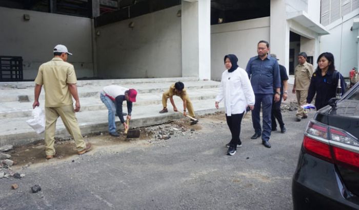 Sidak ke Teluk Kali Lamong, Risma Mampir ke GBT Sidak ke Teluk Kali Lamong, Risma Mampir ke GBT