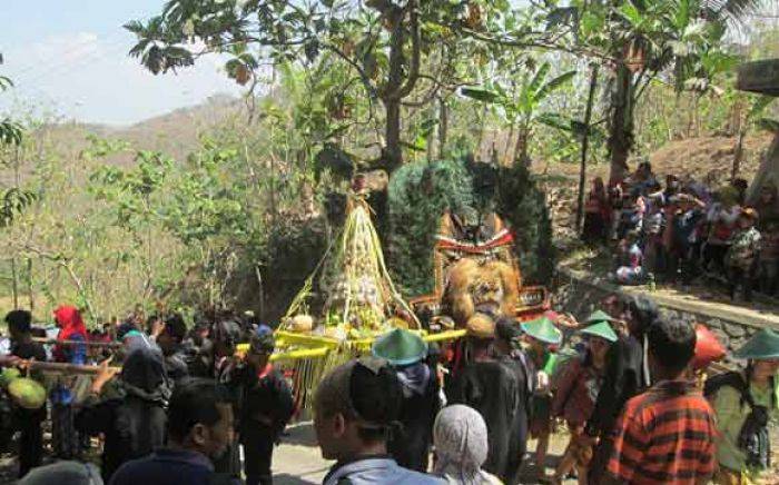 1 Suro, Warga Pager Ukir Ponorogo Gelar Sedekah Bumi di Batu Tulis 1 Suro, Warga Pager Ukir Ponorogo Gelar Sedekah Bumi di Batu Tulis
