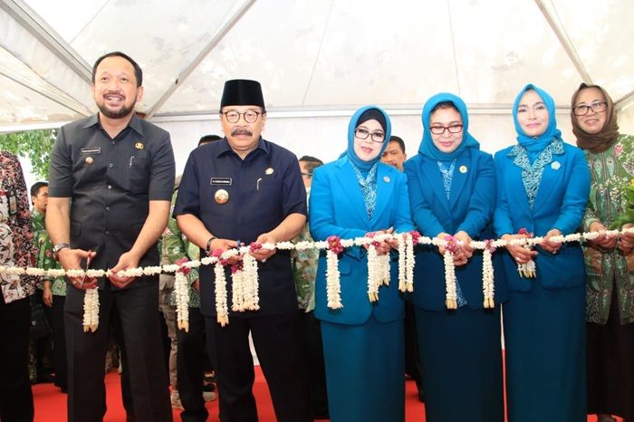 Pakde Karwo Apresiasi Masyarakat Jatim Junjung Tinggi Nilai Gotong Royong Pakde Karwo Apresiasi Masyarakat Jatim Junjung Tinggi Nilai Gotong Royong