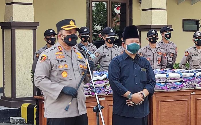 Kapolres Kediri Kota Bagikan Sembako Kepada Awak Media