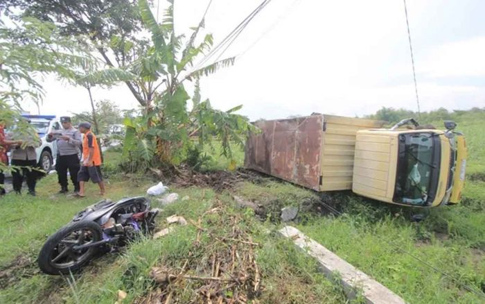 Truk di Magetan Terperosok ke Sawah Usai Hindari Motor, Pemotor Kritis Truk di Magetan Terperosok ke Sawah Usai Hindari Motor, Pemotor Kritis