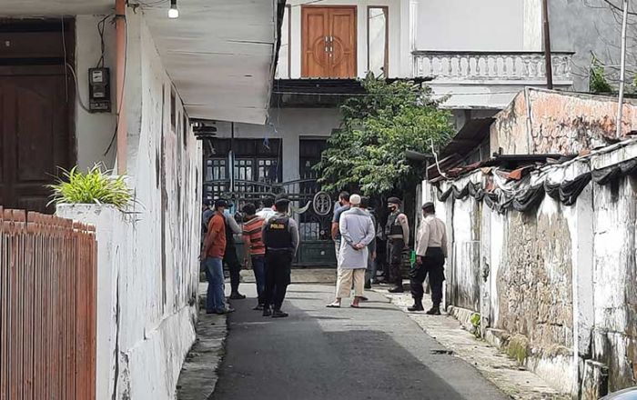 Densus 88 Gerebek Rumah Terduga Teroris di Rengel Tuban Densus 88 Gerebek Rumah Terduga Teroris di Rengel Tuban