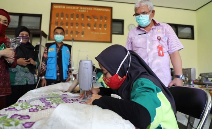 Bantu Pemprov Lawan Corona, Disabilitas Binaan Dinsos Jatim Kompak Produksi Masker Bantu Pemprov Lawan Corona, Disabilitas Binaan Dinsos Jatim Kompak Produksi Masker