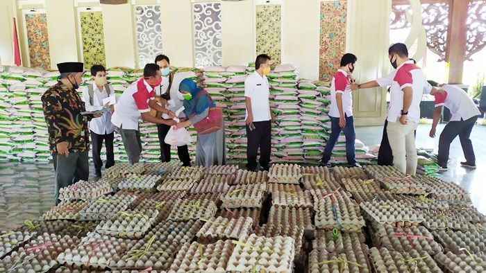 Peduli Covid-19, Bupati Pamekasan Bagikan 1.823 Paket Sembako ke PKL Hingga Wartawan Peduli Covid-19, Bupati Pamekasan Bagikan 1.823 Paket Sembako ke PKL Hingga Wartawan