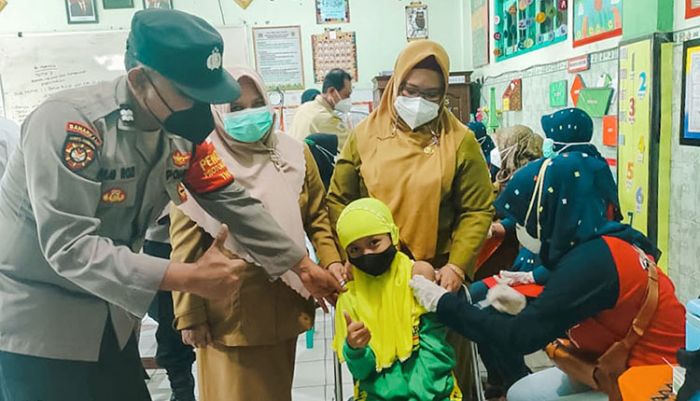 Wakil Bupati Gresik Tinjau Vaksinasi Anak di MI Al Maarif Sukomulyo