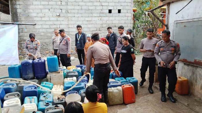 Polres Pasuruan bersama PMII Salurkan 6.000 Liter Air ke Warga Desa Karangjati